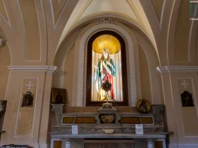 ...spicca l�altare dedicato a Santa Lucia. Il 13 dicembre, giorno in cui si celebra la Santa � uno dei pochi giorni in cui la chiesa vive 